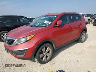 2013 Kia Sportage LX z VIN KNDPB3A27D7475202, wystawiony jako Copart lot #51686555 z przebiegiem 110 467 mil mil oraz Czysty tytuł • Clean title. Historia ofert i sprzedaży dostępna na DreamBid. Obrazek 1.