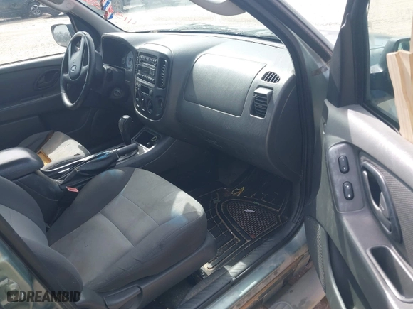 2007 Ford Escape XLS with VIN 1FMYU02Z57KB59268, listed as a IAAI auction lot 41585368 with 195,227 mi miles. Bid and sale history available at carsss.com. Image 5.