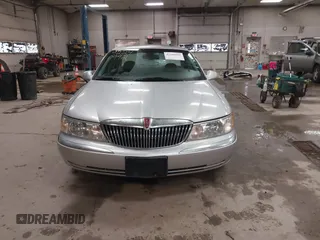 2002 Lincoln Continental z VIN 1LNHM97V62Y621823, wystawiony jako IAAI lot #42240992 z przebiegiem 131 977 mil mil oraz . Historia ofert i sprzedaży dostępna na DreamBid. Obrazek 13.