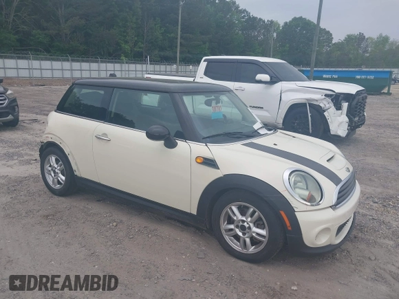 2011 MINI Hardtop z VIN WMWSU3C52BT096539, wystawiony jako IAAI lot #42140064 z przebiegiem 89 046 mil mil oraz . Historia ofert i sprzedaży dostępna na DreamBid. Obrazek 1.