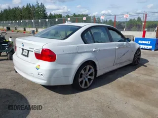 2008 BMW 3 Series 328i z VIN WBAVA33558K054158, wystawiony jako IAAI lot #42540443 z przebiegiem 113 597 mil mil oraz . Historia ofert i sprzedaży dostępna na DreamBid. Obrazek 4.