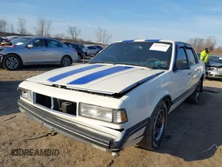 1988 Chevrolet Celebrity z VIN 1G1AW51W4J6137291, wystawiony jako IAAI lot #41777521 z przebiegiem 163 299 mil mil oraz . Historia ofert i sprzedaży dostępna na DreamBid. Obrazek 2.