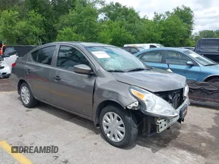 2016 Nissan Versa S z VIN 3N1CN7AP2GL874174, wystawiony jako IAAI lot #42316199 z przebiegiem 126 507 mil mil oraz . Historia ofert i sprzedaży dostępna na DreamBid. Obrazek 1.