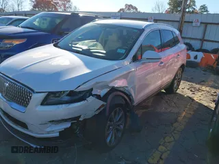 2019 Lincoln MKC Select z VIN 5LMCJ2D9XKUL17108, wystawiony jako IAAI lot #41045354 z przebiegiem 109 798 mil mil oraz . Historia ofert i sprzedaży dostępna na DreamBid. Obrazek 2.