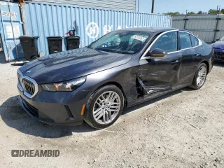 2024 BMW 5 Series 530i xDrive z VIN WBA53FJ0XRCS55035, wystawiony jako Copart lot #53608535 z przebiegiem 21 337 mil mil oraz Czysty tytuł • Clean title. Historia ofert i sprzedaży dostępna na DreamBid. Obrazek 1.