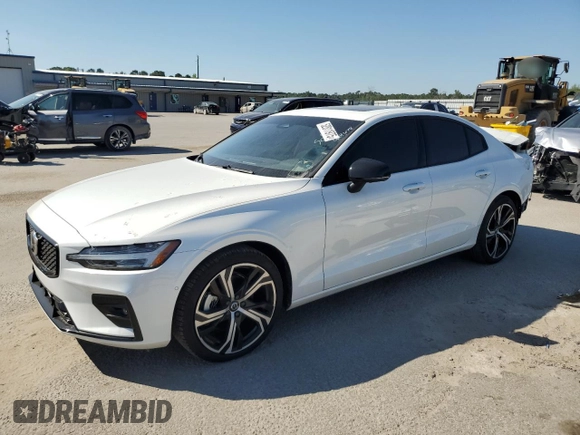 2024 Volvo S60 Plus Dark Theme z VIN 7JRL12TL9RG308060, wystawiony jako Copart lot #52811975 z przebiegiem 4 238 mil mil oraz Szkoda całkowita • Salvage title. Historia ofert i sprzedaży dostępna na DreamBid. Obrazek 1.