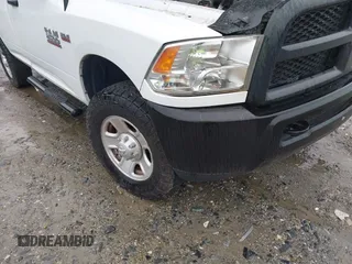 2018 Ram 2500 Tradesman z VIN 3C6MR5AJ8JG127319, wystawiony jako IAAI lot #42378584 z przebiegiem 132 406 mil mil oraz . Historia ofert i sprzedaży dostępna na DreamBid. Obrazek 6.