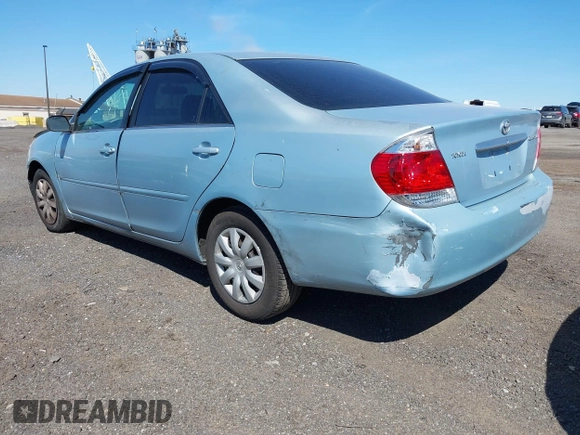 2005 Toyota Camry STD z VIN 4T1BE32K65U994854, wystawiony jako IAAI lot #42137074 z przebiegiem 104 051 mil mil oraz . Historia ofert i sprzedaży dostępna na DreamBid. Obrazek 3.