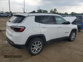 2022 Jeep Compass Latitude Lux z VIN 3C4NJDFB8NT208723, wystawiony jako Copart lot #59283325 z przebiegiem 16 861 mil mil oraz Szkoda całkowita • Salvage title. Historia ofert i sprzedaży dostępna na DreamBid. Obrazek 3.