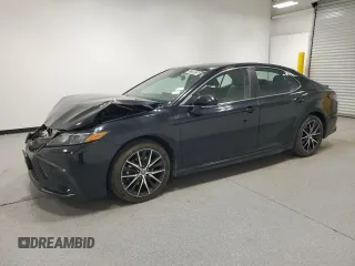 2023 Toyota Camry SE z VIN 4T1G11AK5PU784109, wystawiony jako Copart lot #61395815 z przebiegiem 57 275 mil mil oraz Czysty tytuł • Clean title. Historia ofert i sprzedaży dostępna na DreamBid. Obrazek 1.