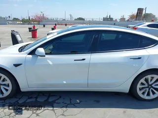 2022 Tesla Model 3 Long Range z VIN 5YJ3E1EB9NF113601, wystawiony jako IAAI lot #42173612 z przebiegiem 95 454 mil mil oraz . Historia ofert i sprzedaży dostępna na DreamBid. Obrazek 14.