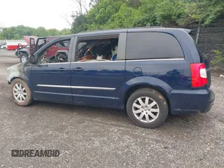 2013 Chrysler Town & Country Touring z VIN 2C4RC1BG0DR510536, wystawiony jako IAAI lot #42376563 z przebiegiem 135 503 mil mil oraz . Historia ofert i sprzedaży dostępna na DreamBid. Obrazek 3.