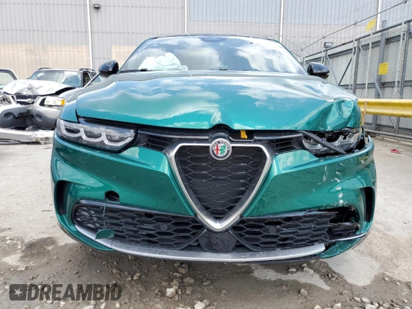 2024 Alfa Romeo Tonale Ti z VIN ZASPATCW0R3055934, wystawiony jako Copart lot #67899114 z przebiegiem 4211 mil mil oraz Szkody całkowita. Historia ofert i sprzedaży dostępna na DreamBid. Obrazek 5.