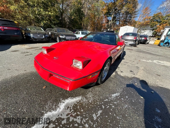 1990 Chevrolet Corvette z VIN 1G1YY2385L5119459, wystawiony jako Copart lot #85641214 z przebiegiem 51 537 mil mil oraz Czysty tytuł • Clean title. Historia ofert i sprzedaży dostępna na DreamBid. Obrazek 2.