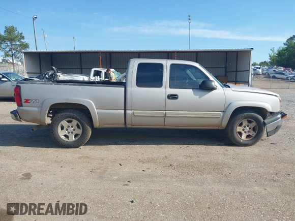 2005 Chevrolet Silverado 1500 Z71 z VIN 1GCEK19Z45Z253011, wystawiony jako IAAI lot #42026504 z przebiegiem 319 159 mil mil oraz . Historia ofert i sprzedaży dostępna na DreamBid. Obrazek 14.