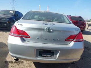 2005 Toyota Avalon XL z VIN 4T1BK36B95U050498, wystawiony jako IAAI lot #42220560 z przebiegiem 140 222 mil mil oraz . Historia ofert i sprzedaży dostępna na DreamBid. Obrazek 16.