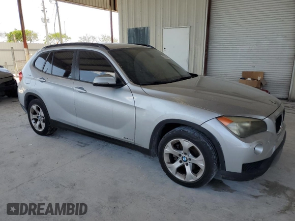 2014 BMW X1 sDrive28i z VIN WBAVM1C57EVW50653, wystawiony jako Copart lot #57309385 z przebiegiem Nie podano mil oraz Szkoda całkowita • Salvage title. Historia ofert i sprzedaży dostępna na DreamBid. Obrazek 4.