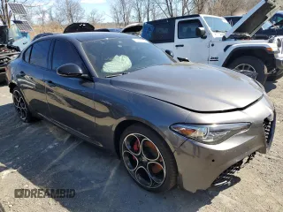 2022 Alfa Romeo Giulia Veloce z VIN ZARFANBN0N7659259, wystawiony jako Copart lot #51036795 z przebiegiem 13 636 mil mil oraz Szkody całkowita. Historia ofert i sprzedaży dostępna na DreamBid. Obrazek 4.