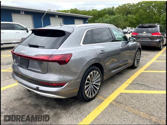 2019 Audi e-tron Prestige z VIN WA1VABGE0KB011XXX, wystawiony jako Copart lot #58495745 z przebiegiem 66 764 mil mil oraz Czysty tytuł • Clean title. Historia ofert i sprzedaży dostępna na DreamBid. Obrazek 4.