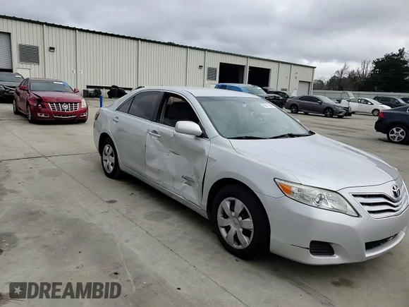 2010 Toyota Camry z VIN 4T1BF3EK2AU103008, wystawiony jako Copart lot #85611864 z przebiegiem 97 116 mil mil oraz Szkoda całkowita • Salvage title. Historia ofert i sprzedaży dostępna na DreamBid. Obrazek 10.