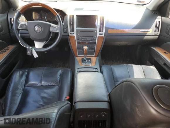 2008 Cadillac STS RWD z VIN 1G6DK67V980143995, wystawiony jako Copart lot #56365325 z przebiegiem 128 787 mil mil oraz Szkoda całkowita • Salvage title. Historia ofert i sprzedaży dostępna na DreamBid. Obrazek 8.