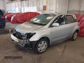 2005 Scion xA z VIN JTKKT604450093627, wystawiony jako IAAI lot #41677065 z przebiegiem 144 397 mil mil oraz . Historia ofert i sprzedaży dostępna na DreamBid. Obrazek 2.