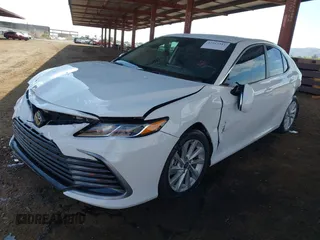 2024 Toyota Camry LE z VIN 4T1C11AK4RU864390, wystawiony jako IAAI lot #42212311 z przebiegiem 17 107 mil mil oraz . Historia ofert i sprzedaży dostępna na DreamBid. Obrazek 17.