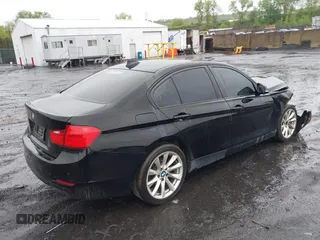 2015 BMW 3 Series 320i xDrive z VIN WBA3C3G59FNT53112, wystawiony jako IAAI lot #42222176 z przebiegiem 113 702 mil mil oraz . Historia ofert i sprzedaży dostępna na DreamBid. Obrazek 4.