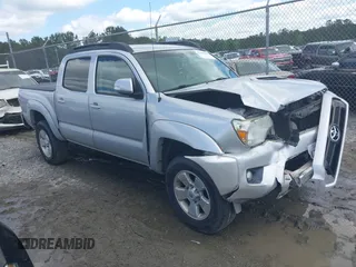 2013 Toyota Tacoma z VIN 3TMLU4EN9DM123523, wystawiony jako IAAI lot #41976390 z przebiegiem 246 575 mil mil oraz . Historia ofert i sprzedaży dostępna na DreamBid. Obrazek 1.