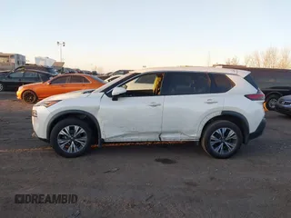 2021 Nissan Rogue SV z VIN 5N1AT3BB5MC755558, wystawiony jako IAAI lot #40766170 z przebiegiem 48 365 mil mil oraz . Historia ofert i sprzedaży dostępna na DreamBid. Obrazek 14.