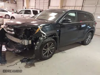 2017 Toyota Highlander XLE with VIN 5TDJZRFH1HS410312, listed as a IAAI auction lot 41729147 with 126,404 mi miles. Bid and sale history available at carsss.com. Image 17.