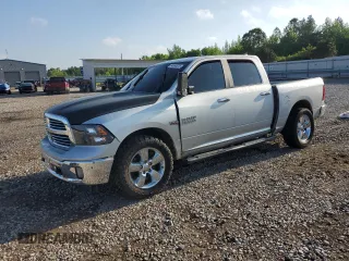 2017 Ram 1500 Lone Star Silver z VIN 1C6RR7LT0HS700555, wystawiony jako Copart lot #54690575 z przebiegiem 124 261 mil mil oraz Szkoda całkowita • Salvage title. Historia ofert i sprzedaży dostępna na DreamBid. Obrazek 1.