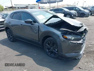 2024 Mazda CX-30 Premium Plus z VIN 3MVDMBEY1RM720111, wystawiony jako IAAI lot #42730412 z przebiegiem 3 988 mil mil oraz . Historia ofert i sprzedaży dostępna na DreamBid. Obrazek 1.