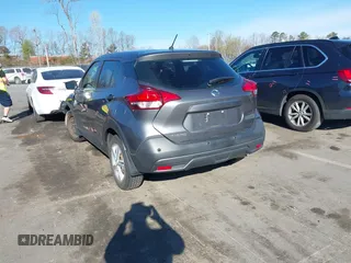2020 Nissan Kicks S z VIN 3N1CP5BV7LL557951, wystawiony jako IAAI lot #41859008 z przebiegiem 46 566 mil mil oraz . Historia ofert i sprzedaży dostępna na DreamBid. Obrazek 3.