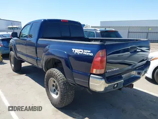 2005 Toyota Tacoma z VIN 5TEUU42N25Z099188, wystawiony jako IAAI lot #42179039 z przebiegiem 147 058 mil mil oraz . Historia ofert i sprzedaży dostępna na DreamBid. Obrazek 3.
