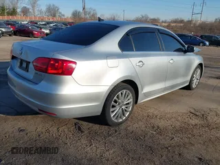 2011 Volkswagen Jetta SEL с VIN 3VWLZ7AJ7BM304149, выставлен на аукционе IAAI как лот 41769381 с пробегом 92 331 миль миль и . История ставок и продаж доступна на DreamBid. Изображение 4.