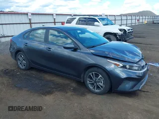 2022 Kia Forte LXS z VIN 3KPF24AD2NE455301, wystawiony jako IAAI lot #42324239 z przebiegiem 56 078 mil mil oraz . Historia ofert i sprzedaży dostępna na DreamBid. Obrazek 1.