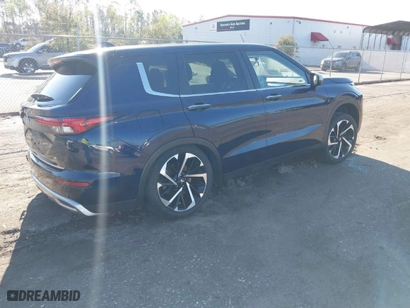2022 Mitsubishi Outlander SE with VIN JA4J4UA8XNZ067089, listed as a IAAI auction lot 41779588 with 29,817 mi miles. Bid and sale history available at carsss.com. Image 4.