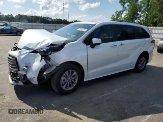 2022 Toyota Sienna XLE with VIN 5TDJRKEC4NS088614, listed as a Copart auction lot 57552035 with 73,672 mi miles and Salvage title. Bid and sale history available at DreamBid. Image 1.