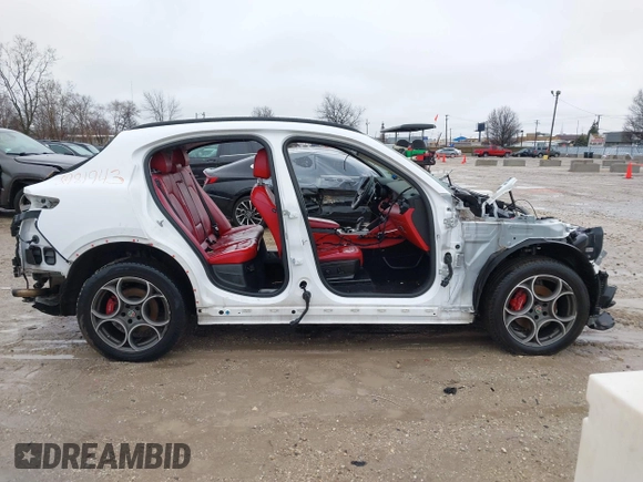 2019 Alfa Romeo Stelvio z VIN ZASPAKAN8K7C38424, wystawiony jako IAAI lot #41476001 z przebiegiem Nie podano mil oraz . Historia ofert i sprzedaży dostępna na DreamBid. Obrazek 14.