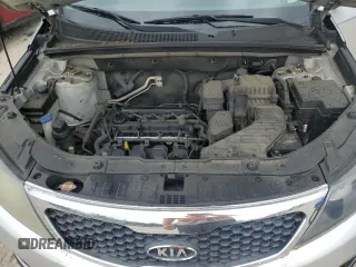 2011 Kia Sorento LX z VIN 5XYKTDA13BG115137, wystawiony jako Copart lot #59095065 z przebiegiem 263 537 mil mil oraz Czysty tytuł • Clean title. Historia ofert i sprzedaży dostępna na DreamBid. Obrazek 12.