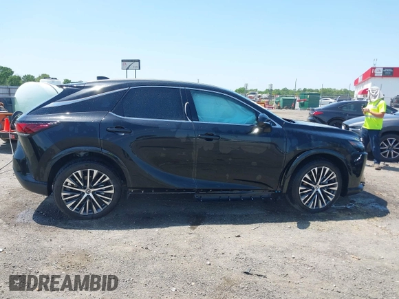 2024 Lexus RX 350 z VIN 2T2BAMBA1RC046647, wystawiony jako IAAI lot #42043636 z przebiegiem 2 595 mil mil oraz . Historia ofert i sprzedaży dostępna na DreamBid. Obrazek 13.
