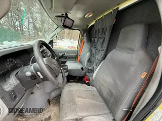2019 Ford Econoline Commercial z VIN 1FDXE4FS9KDC57732, wystawiony jako Copart lot #56853725 z przebiegiem 98 239 mil mil oraz Tytuł czysty. Historia ofert i sprzedaży dostępna na DreamBid. Obrazek 5.
