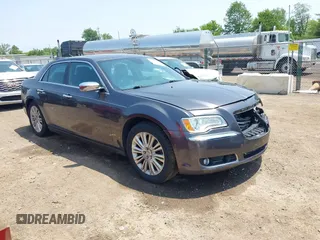 2013 Chrysler 300 C z VIN 2C3CCAKT6DH744998, wystawiony jako IAAI lot #42394657 z przebiegiem 142 837 mil mil oraz . Historia ofert i sprzedaży dostępna na DreamBid. Obrazek 1.