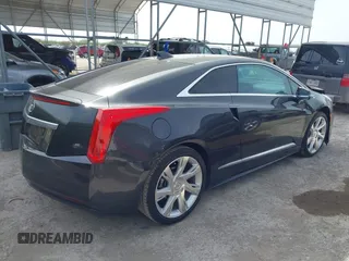 2014 Cadillac ELR z VIN 1G6RL1E44EU602130, wystawiony jako IAAI lot #41890071 z przebiegiem 46 243 mil mil oraz . Historia ofert i sprzedaży dostępna na DreamBid. Obrazek 4.