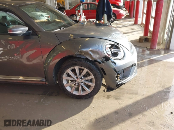 2018 Volkswagen Beetle S z VIN 3VWFD7AT6JM703758, wystawiony jako IAAI lot #41381842 z przebiegiem Nie podano mil oraz . Historia ofert i sprzedaży dostępna na DreamBid. Obrazek 17.