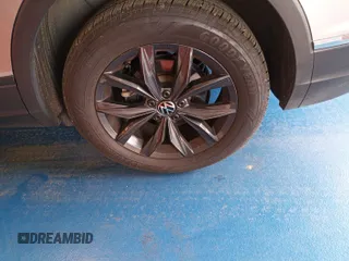 2024 Volkswagen Tiguan SE z VIN 3VV3B7AX7RM105271, wystawiony jako IAAI lot #42752403 z przebiegiem 27 050 mil mil oraz . Historia ofert i sprzedaży dostępna na DreamBid. Obrazek 2.