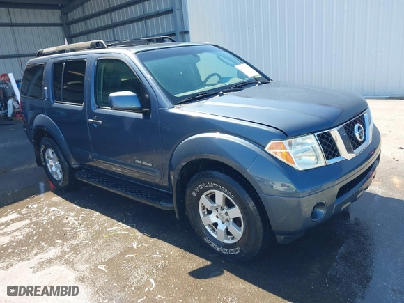 2005 Nissan Pathfinder LE with VIN 5N1AR18W25C714108, listed as a IAAI auction lot 41767584 with 197,147 mi miles. Bid and sale history available at carsss.com. Image 1.
