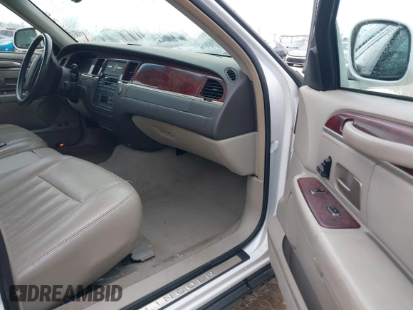2003 Lincoln Town Car Executive z VIN 1LNHM81W93Y629010, wystawiony jako IAAI lot #41701635 z przebiegiem 247 049 mil mil oraz . Historia ofert i sprzedaży dostępna na DreamBid. Obrazek 5.