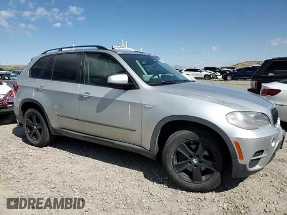 2013 BMW X5 xDrive35i z VIN 5UXZV4C50D0E05712, wystawiony jako Copart lot #57557575 z przebiegiem 118 243 mil mil oraz Szkoda całkowita • Salvage title. Historia ofert i sprzedaży dostępna na DreamBid. Obrazek 13.